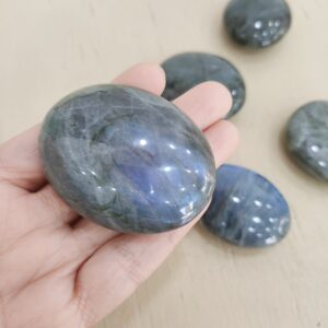 Labradorita. Piedra de palma