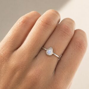 Anillo mini Piedra Luna – Intuición y Nuevos Comienzos