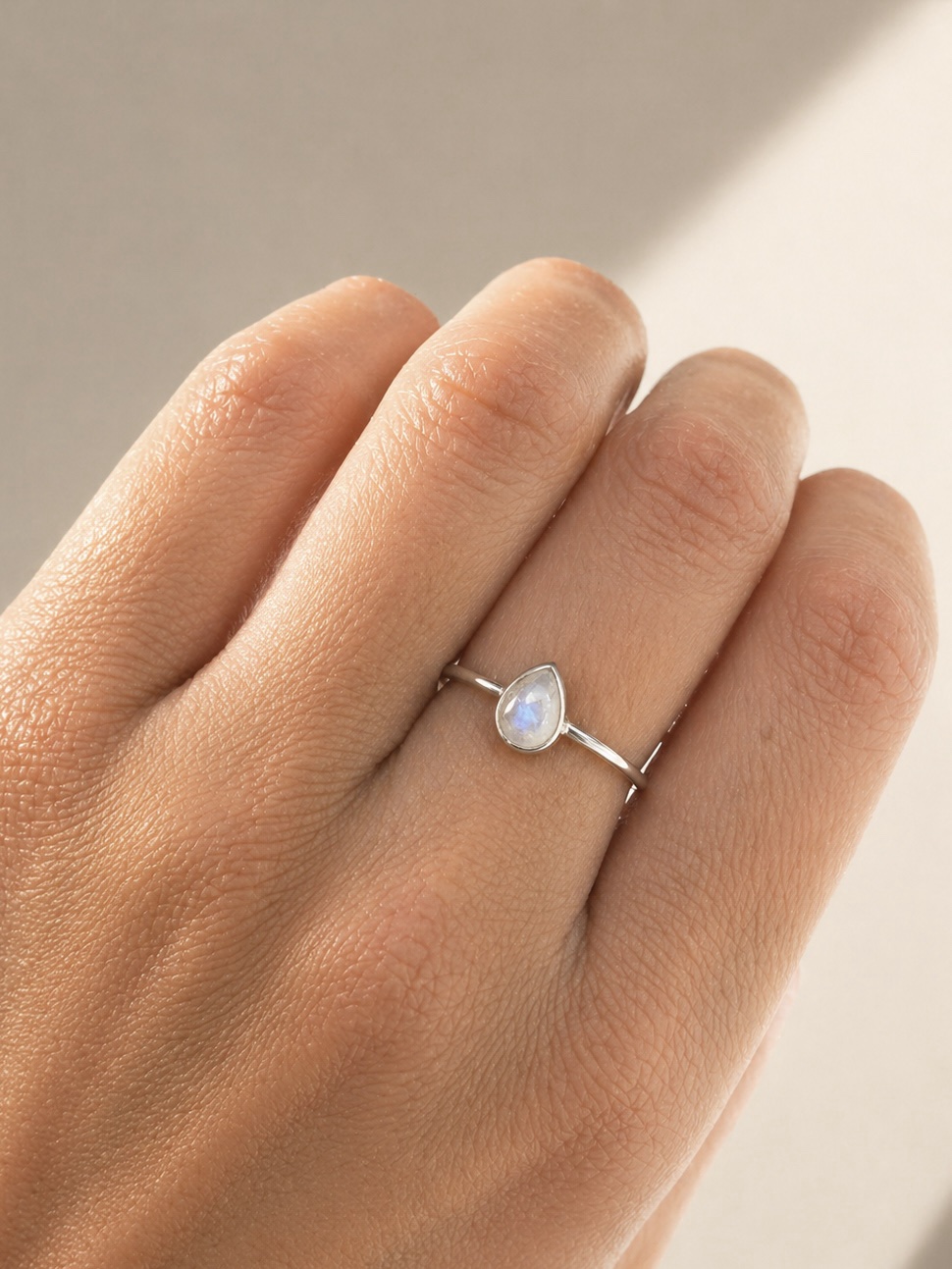 Anillo mini Piedra Luna – Intuición y Nuevos Comienzos
