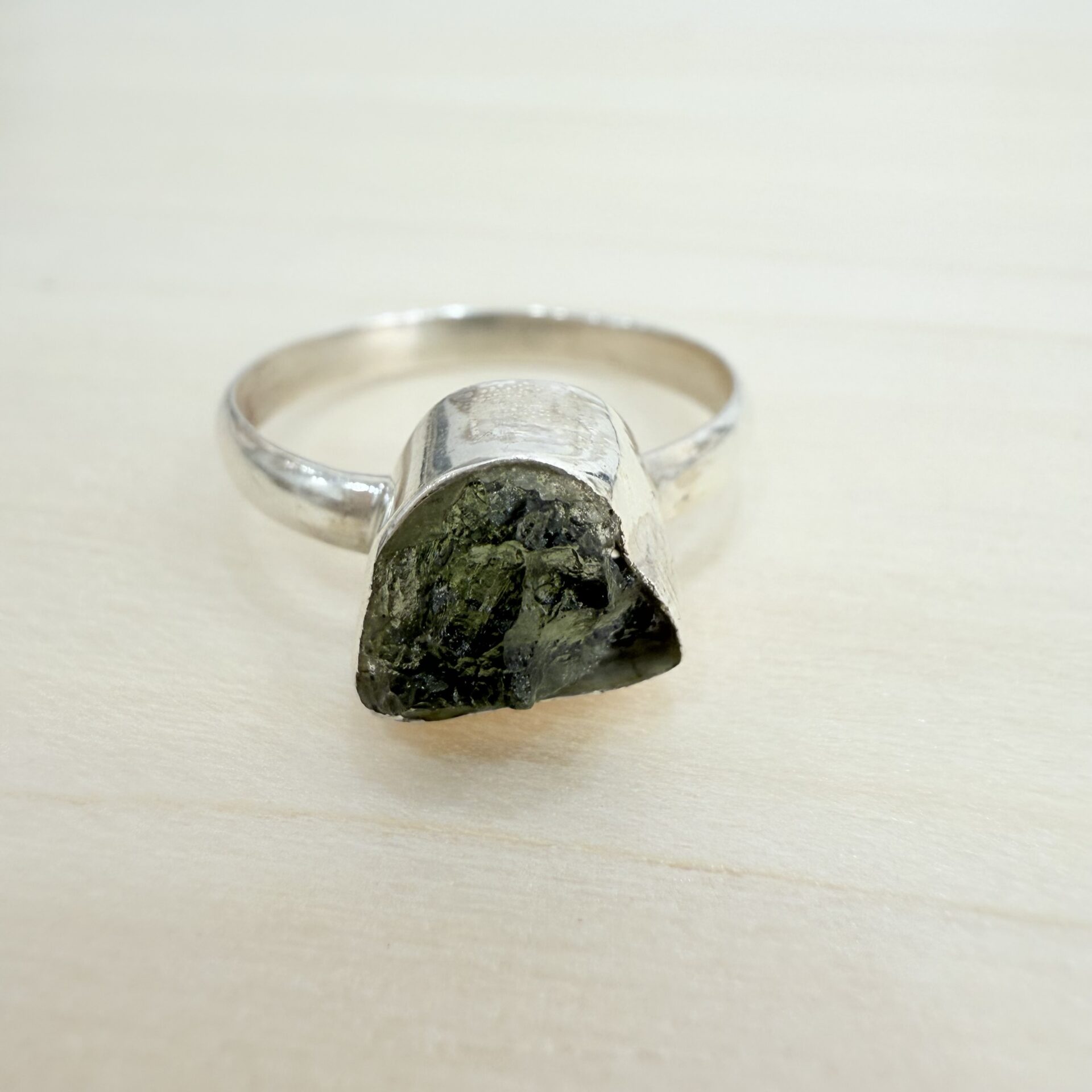 Anillo Moldavita. Talla 22