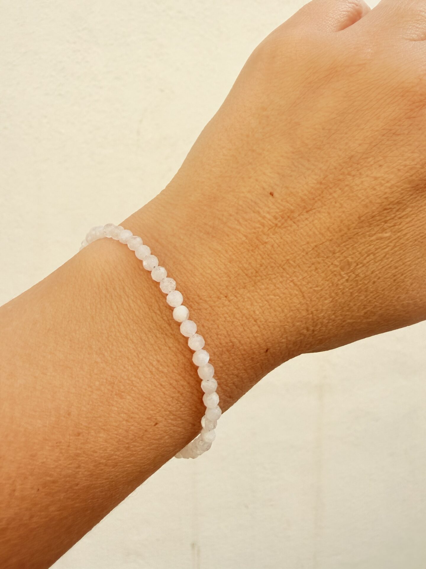Pulsera Piedra Luna facetada y acero. Intuición y Energía Femenina