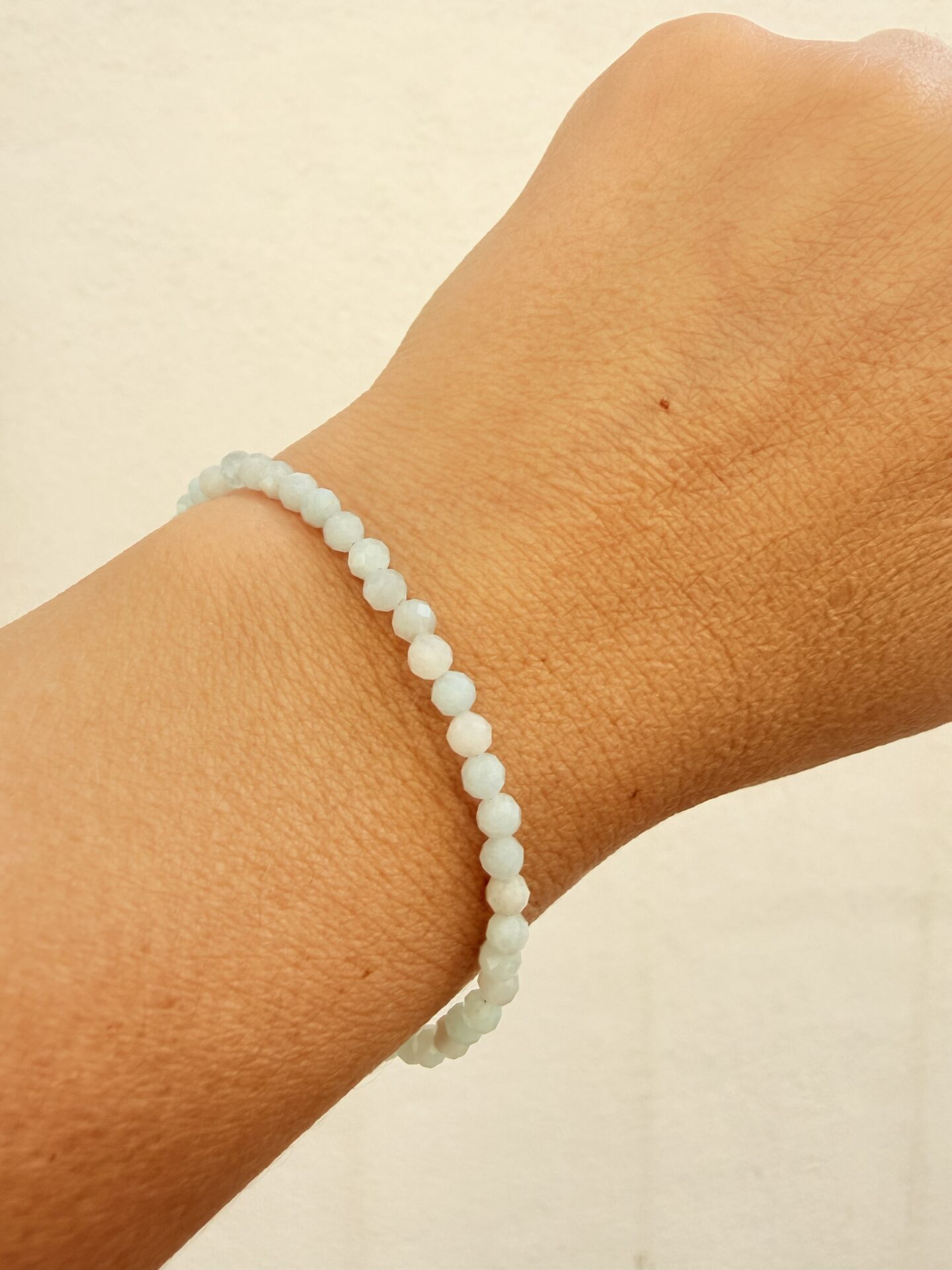 Pulsera Aguamarina facetada y acero.
Calma y comunicación consciente