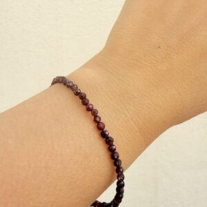 Pulsera Granate facetada y acero.
Energía y Pasión Vital